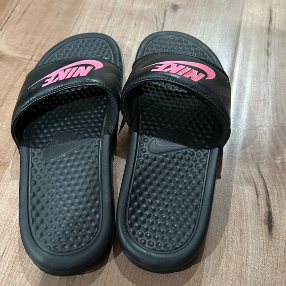 Pink and black slides - Picture 5 of 8